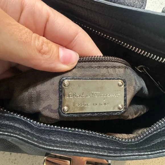 Salvatore Ferragamo Black Leather Shoulder Bag Gancini Hardware Made in Italy - Picture 11 of 13